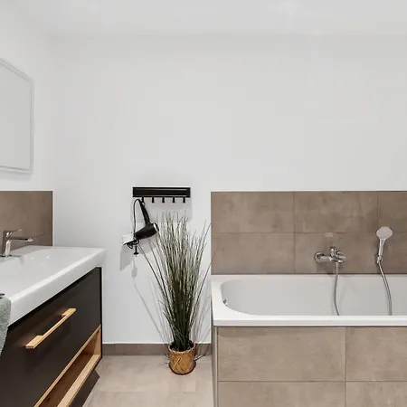 Premium Quartier One - Ideal Fuer Familien & Teams, 5 Zimmer, 2 Parkplaetze * Halle (Saale)