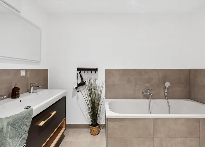 Premium Quartier One - Ideal Fuer Familien & Teams, 5 Zimmer, 2 Parkplaetze * Halle (Saale)